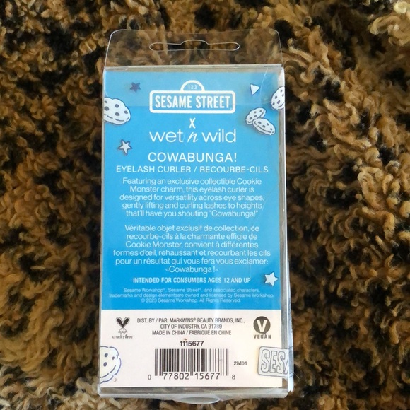 NWT Wet n wild cowabunga Cookie Monster eyelash curler and key chain 🍪 - Picture 3 of 5